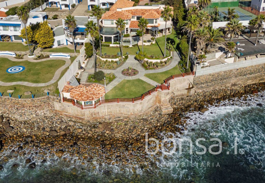 Esplendida residencia frente al Océano Pacifico – Precio De OPORTUNIDAD!!